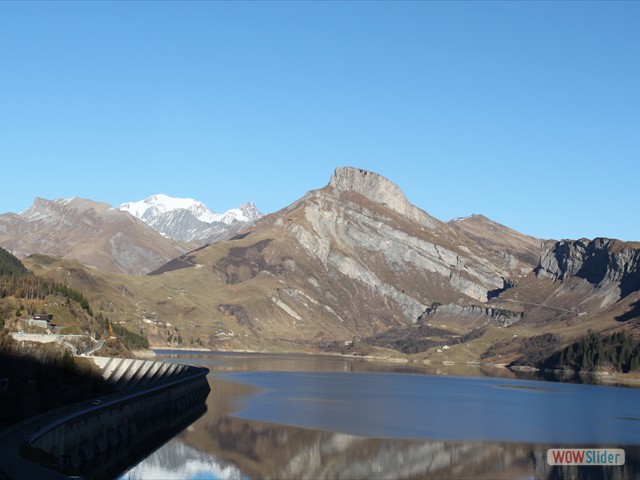 Le lac de Roselend et le roc du vent